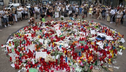 El mosaico de Miró de La Ramba completamente cubierto de flores, velas y objetos en homenaje a las víctimas de los atentados.