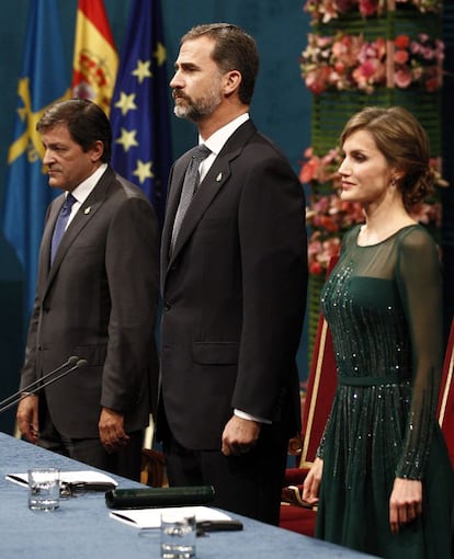 Don Felipe y doña Letizia, junto al presidente del Principado de Asturias, Javier Fernández (i), durante la ceremonia de entrega de los Premios Príncipe de Asturias 2013, que se celebra en el Teatro Campoamor de Oviedo.