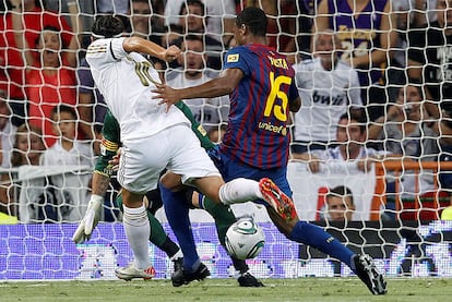 Instante en el que Özil, perseguido por Keita, supera a Valdés.