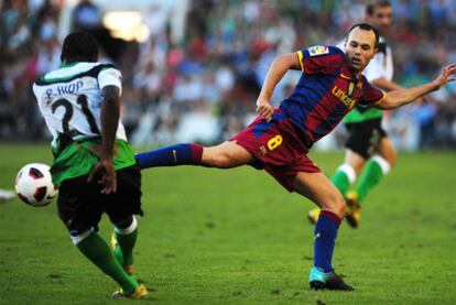 Iniesta frente Diop, en un momento del partido.