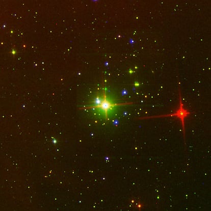 Imagen en falso color del corazón del cúmulo estelar abierto sigma Orionis. El cúmulo es muy joven (unos tres millones de años) y rico en enanas marrones, estrellas con discos protoplanetarios y con emisión de rayos X. La estrella brillante en el centro es la cuarta más brillante del Cinturón de Orión y es visible a simple vista. En realidad, la estrella es un sistema múltiple de estrellas muy calientes que da su nombre al cúmulo. El resto de objetos débiles rojos son, en su mayoría, galaxias lejanas con mucho polvo y gas, por ejemplo, quásares. Los objetos amarillentos y anaranjados son estrellas y enanas marrones con disco que pertenecen al cúmulo sigma Orionis; los objetos blanquecinos y azulados, con fuerte emisión en rayos X, también son estrellas del cúmulo, así como la mayor parte de las estrellas verdosas más brillantes.
