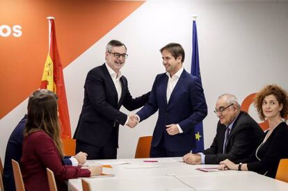 GREl secretario general de Ciudadanos, José Manuel Villegas, y el líder de UPYD, Cristiano Brown, durante la firma de un acuerdo de colaboración electoral para las generales, autonómicas, municipales y europeas, que incluye la incorporación del líder de la formación magenta como número 11 en la lista europea de Cs. 