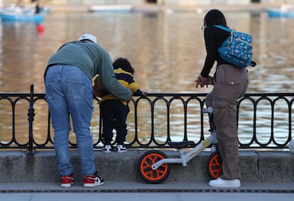 Familias con niños en el Parque del Retiro en Madrid.