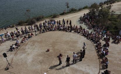 Representació de 'Socarrel', de Roberto Olivan, a la vora de l'Ebre.