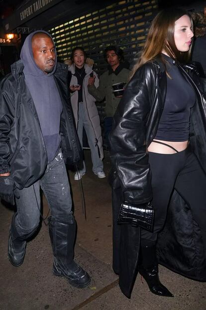 Kanye West, de Balenciaga, junto a su nuevo interés romántico, Julia Fox, que también lleva abrigo, top y bolso de la firma.