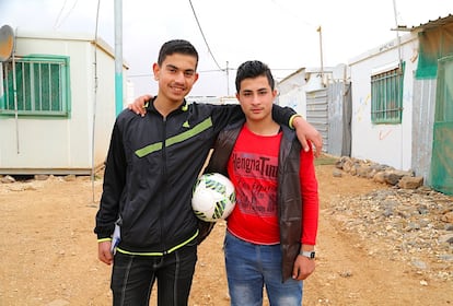 Obada tiene 15 años y como muchos jóvenes de su edad, es un apasionado del fútbol. Dice que este deporte no solo le da alegría, sino que lo ayudó a hacer amigos cuando llegó al campamento por primera vez hace cinco años. "Quiero decirle a todo el mundo que, a pesar de todas las dificultades que hay en un campo de refugiados, jugamos al fútbol". Obada espera algún día llegar al equipo nacional de fútbol sirio y convertirse en fotógrafo profesional.