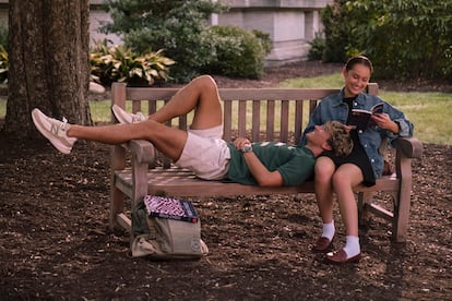 Gavin Casalegno y Lola Tung, protagonistas de 'El verano en que me enamoré', en una imagen de la tercera temporada.