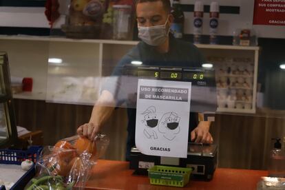 Interior de una frutería de Terrassa (Barcelona) donde se recomienda el uso de la mascarilla, este miércoles.