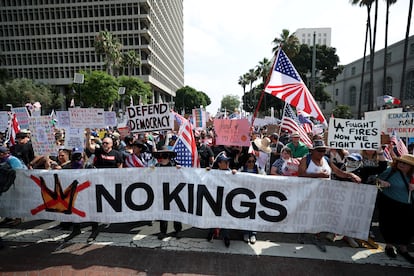 Manifestantes sostienen una pancarta con la frase 'No Kings', en Los Ángeles.