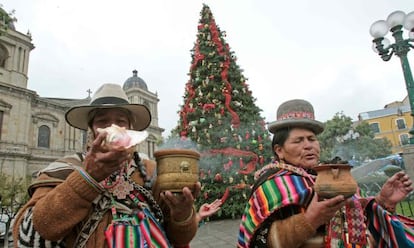 Sacerdotes aimaras realizan una ceremonia indígena.