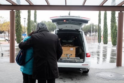 Una pareja despide el féretro de la madre de ella, momentos antes de que el cadáver vaya al crematorio. La mujer murió a los 88 años con coronavirus.