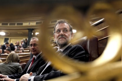 Rajoy, en la sesión constitutiva de la legislatura. A su lado, el nuevo portavoz, Alfonso Alonso.
