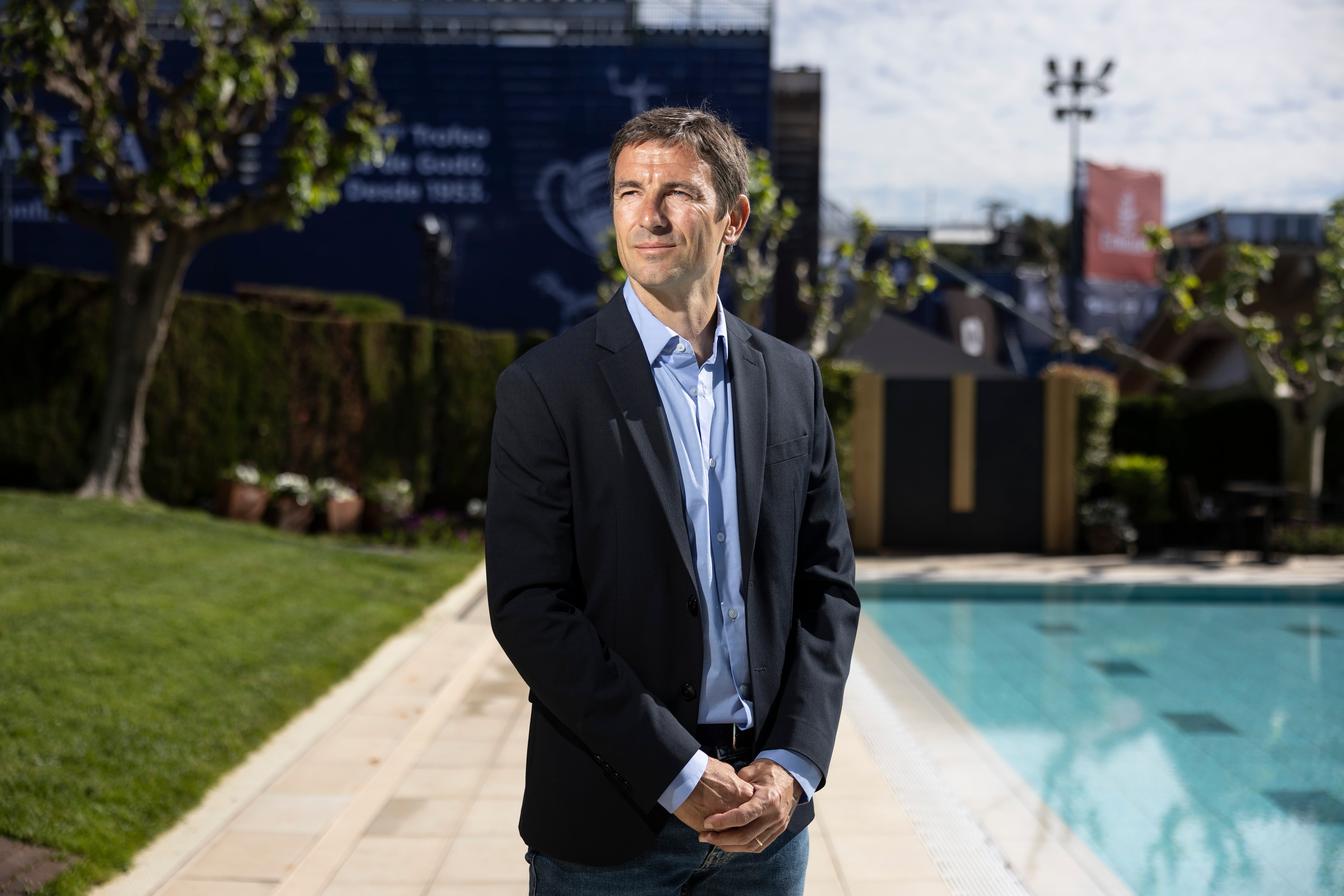 Robredo posa ante la piscina del club.