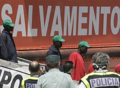 Los inmigrantes rescatados por el barco español <i>Montfalcó</i> abandonan el remolcador de Salvamento Marítimo en el puerto de Tarragona.