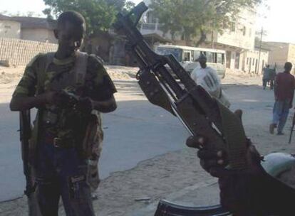 Dos milicianos son fotografiados en las calles de Mogadiscio, Somalia, el pasado lunes.