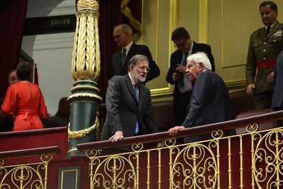 Los expresidentes Mariano Rajoy y Felipe González, en la tribuna.