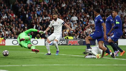 Karim Benzema marca el primer gol para el Madrid.