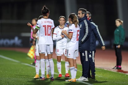 El seleccionador de España, Jorge Vilda (derecha), charla con varias de sus jugadoras este viernes durante el partido ante Moldavia en la Ciudad del Fútbol de Las Rozas.