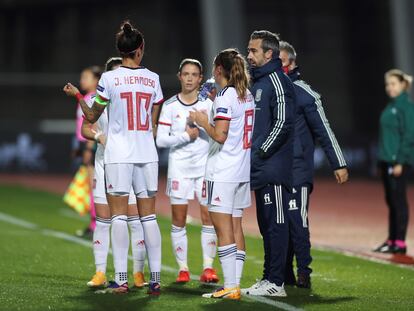 El seleccionador de España, Jorge Vilda (derecha), charla con varias de sus jugadoras este viernes durante el partido ante Moldavia en la Ciudad del Fútbol de Las Rozas.