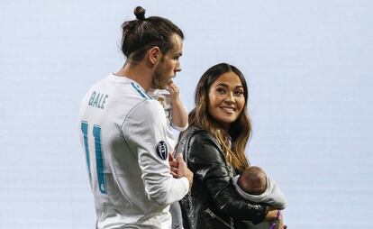 Gareth Bale y Emma Rhys-Jones con sus hijos en la celebración de la Champions League en el Santiago Bernabéu, el pasado mayo. 
 