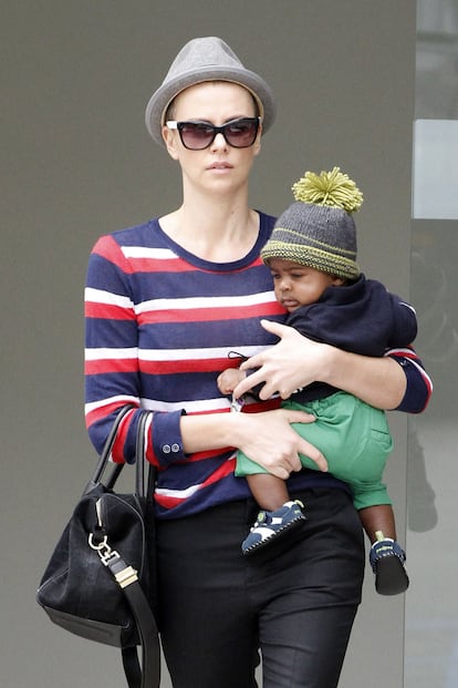 La actriz Charlize Theron de paseo por las calles de Beverly Hills (Los Ángeles) con su pequeño hijo Jackson.