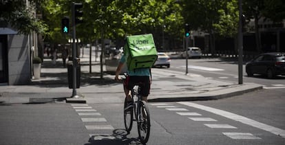 Un repartidor de Uber Eats, en Madrid. 