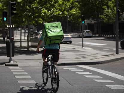 Un repartidor de Uber Eats, en Madrid. 