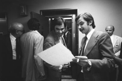 El líder del PSOE, Felipe González (izquierda), conversa con Juan Luis Cebrián, director de EL PAÍS.