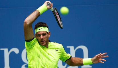 Del Potro devuelve la pelota en el partido contra Thiem.