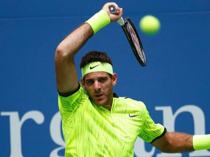 Del Potro devuelve la pelota en el partido contra Thiem.