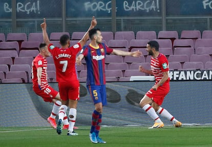 Los jugadores del Granada celebran un gol este jueves en el Camp Nou.