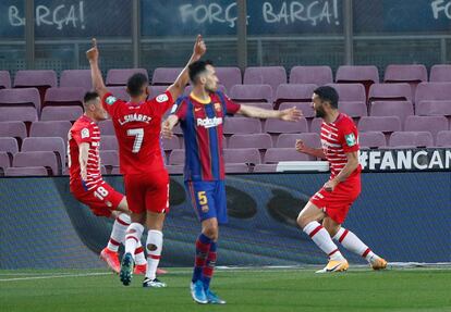 Los jugadores del Granada celebran un gol este jueves en el Camp Nou.