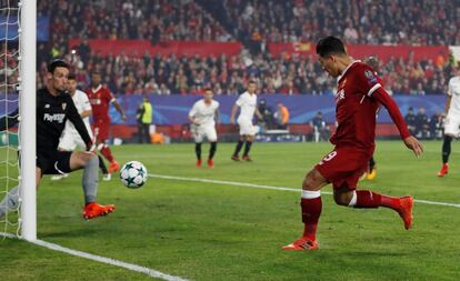 Roberto Firmino del Liverpool marca su primer gol. 