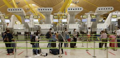 Pasajeros con sus maletas en las instalaciones de la Terminal T4 del aeropuerto de Madrid-Barajas.