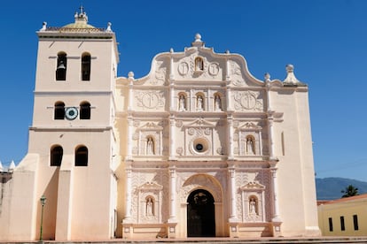 Los hondureños dan la bienvenida al año nuevo con uno de los relojes mecánicos más antiguos del mundo, al menos, el más longevo de América: el de la catedral de Comayagua, antigua capital de Honduras. Hay datos que lo certifican, como su número cuatro, que aparece representado –en números romanos– como IIII en lugar de IV, fórmula empleada antes del año 1300. Además, las marcas en su estructura corroboran que el hierro fue cincelado y no fundido. Se cree que los árabes lo fabricaron en España en el año 1100. Tras su expulsión de la Península (siglo XV) acabó en manos de un religioso y fue finalmente donado a América con Felipe III. La primera vez que ocupó un espacio en Comayagua fue en 1936 en la iglesia de Nuestra Señora de la Merced. 75 años después, se trasladó a la catedral.