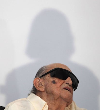 El arquitecto, en la apertura de la Fundaci&oacute;n Oscar Niemeyer en la ciudad de Niter&oacute;i, Brasil, cuyo edificio dise&ntilde;&oacute; &eacute;l mismo. La fecha coincidi&oacute; con su 103 cumplea&ntilde;os, el 15 de diciembre de 2010