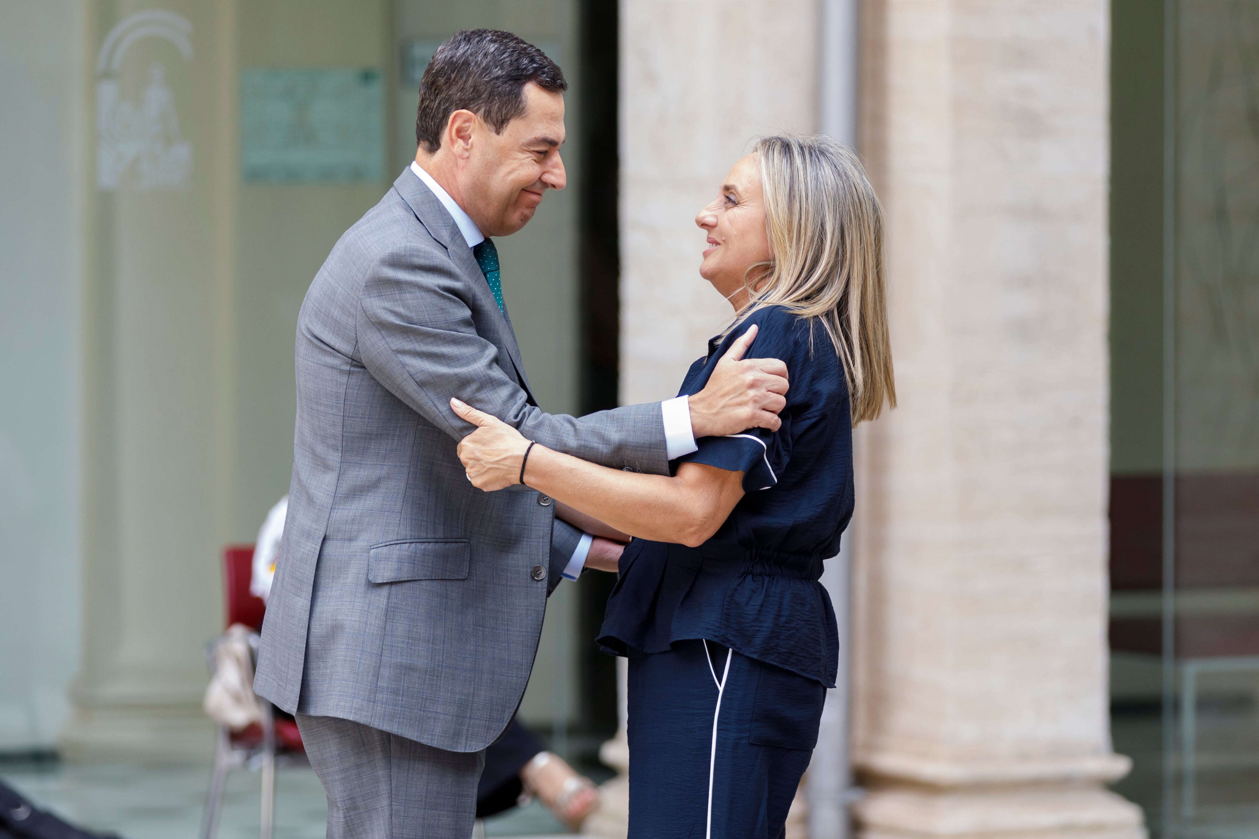 Moreno anuncia un nuevo paquete de ayudas de 46 millones de euros por los terremotos de Granada para acallar las críticas por la falta de respuesta de la Junta