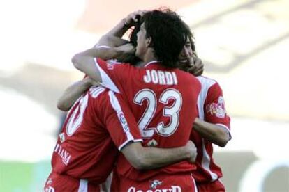 Los jugadores del Sevilla celebran su segundo gol, marcado por Baptista.