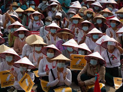 Varias mujeres en una protesta pacífica en Mandalay en pasado febrero