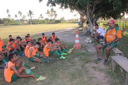 El primer entrenador de Diego, Flávio Machado, orienta a jóvenes deportistas en Lagarto.