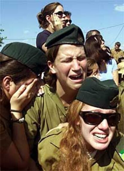 Soldados israelíes lloran en el funeral de una de las víctimas del atentado del jueves en Afula.