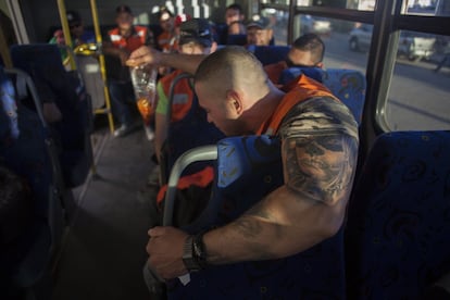 Mineros viajan en autobús rumbo al primer turno de trabajo de la minera. 

