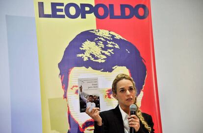 Lilian Tintori, esposa de Leopoldo L&oacute;pez, con un ejemplar del libro &#039;Preso pero libre&#039; 