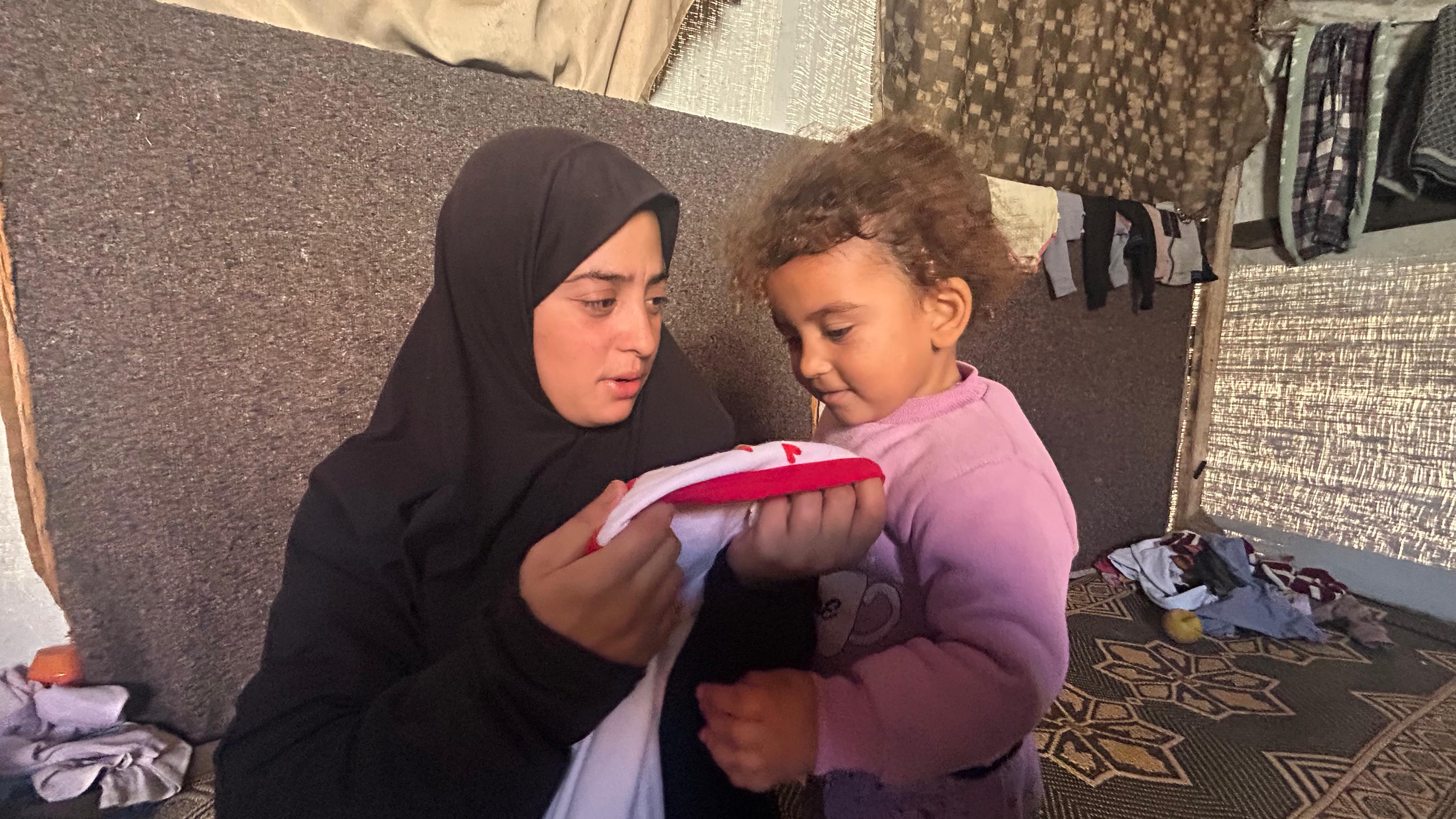 Cuando un bebé muere de frío en Gaza: “Mi hijo estaba en mis brazos respirando y de repente se convirtió en un cadáver”