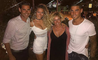 Fernando Hierro y su familia en una foto publicada en la cuenta de Instagram de su hijo.