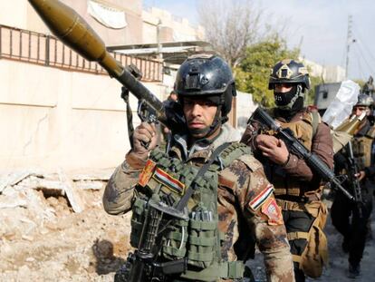 Las fuerzas especiales iraqu&iacute;es, en el frente cerca de la Universidad de Mosul, este viernes. 