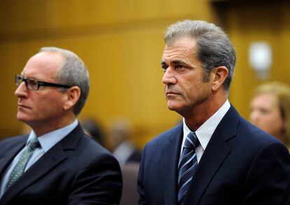 Mel Gibson, junto a su abogado, en el juicio por violencia machista contra su parejam en 2011.