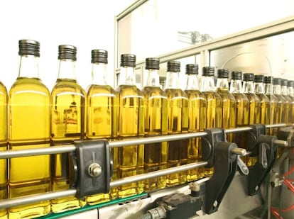 Botellas de aceite de oliva en una línea de producción.