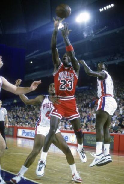 Michael Jordan, rodeado de jugadores de los Pistons en uno de sus míticos enfrentamientos de finales de los ochenta.