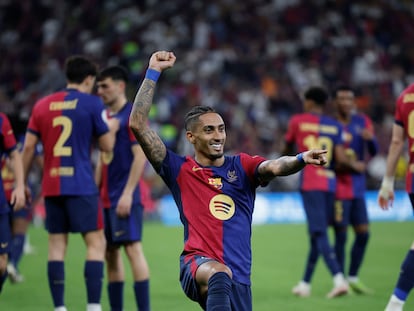 YEDA (ARABIA SAUDÍ), 12/01/2025.- El delantero del FC Barcelona Raphinha celebra su segundo gol, quinto del equipo, durante el partido de la final de la Supercopa de España de fútbol entre el Real Madrid y el FC Barcelona, este domingo en Yeda, Arabia Saudí. EFE/ Alberto Estévez